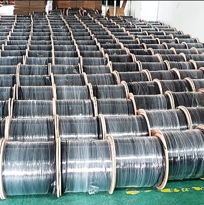 Utilização em cabos aéreos de fibra óptica FTTH auto-suportados para uso interno e externo