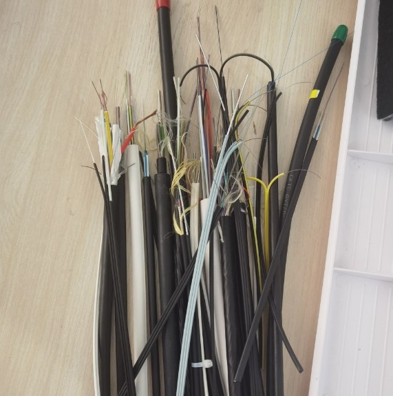 Cable FTTH mono-modo indoor drop 1-12 Core para conexão sem costura