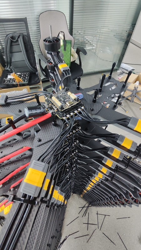 13 polegadas SE FPV Drone Transmissão de sinal estável Imagens de alta definição Longa duração da bateria E desmontável