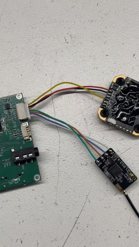 Drone Quadcopter FPV com alcance de 30km/rolo, tipo de cabo G657A2 e temperatura de operação de -20°C a +60°C