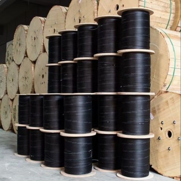 Cabo óptico FTTH de mensageiro preto, 4 núcleos, usado para construção de comunicação